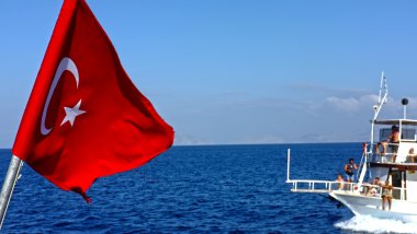 Bir yolcu teknesi ile Türk bayrağı