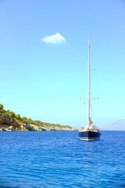 Yelkenli tekne koyda demirli