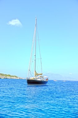 Yelkenli tekne koyda demirli