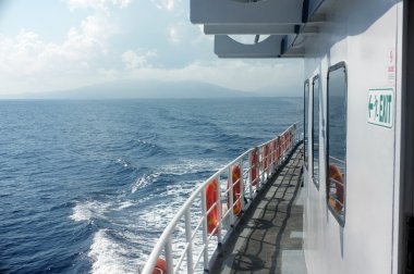 Yolcu teknenin yan deste