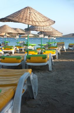 boş plaj şemsiye ve şezlonglar