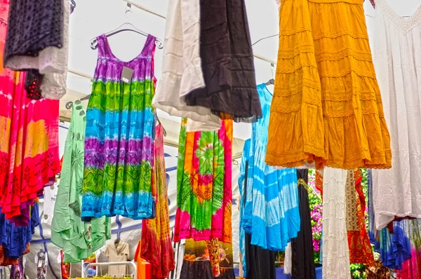 Opgehangen van vrouwen jurken in lokale markt — Stockfoto