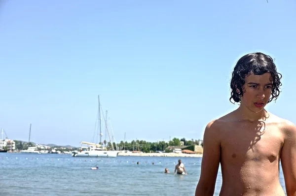 Jeune adolescent garçon debout sur la plage — Photo