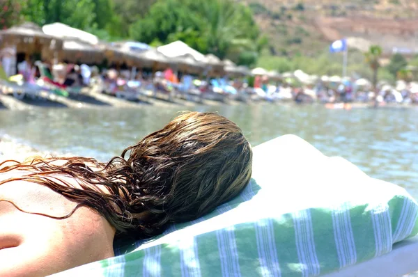 Mulher está deitado na cadeira de praia — Fotografia de Stock