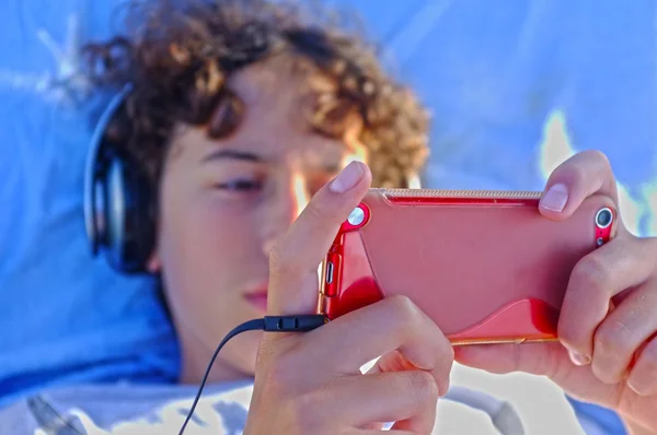 Kleiner Junge spielt mit seinem Gerät — Stockfoto