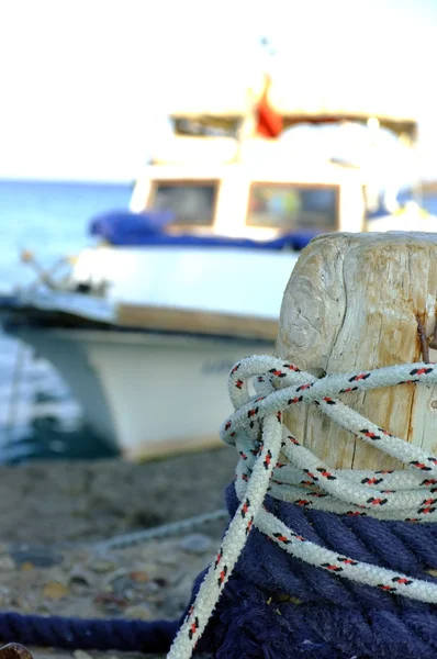 Małych rybackich łodzi zacumowanej na drewniany słup — Zdjęcie stockowe