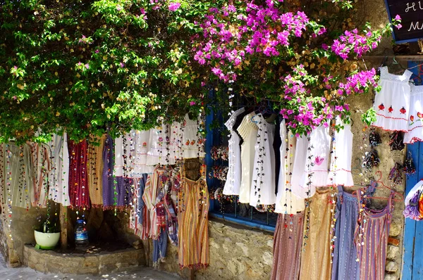 Vestidos tradicionais feitos à mão — Fotografia de Stock