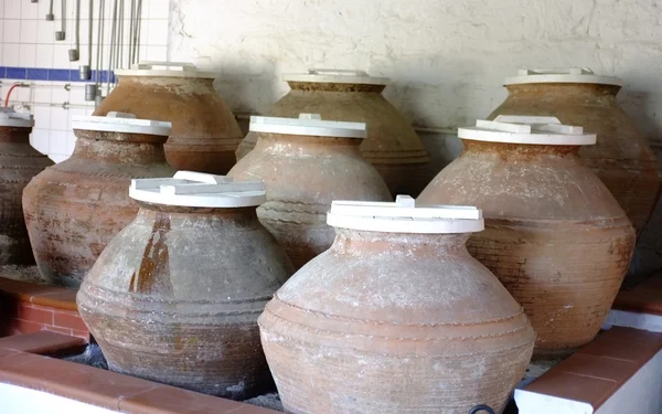 Frascos de barro en un museo del aceite de oliva — Foto de Stock