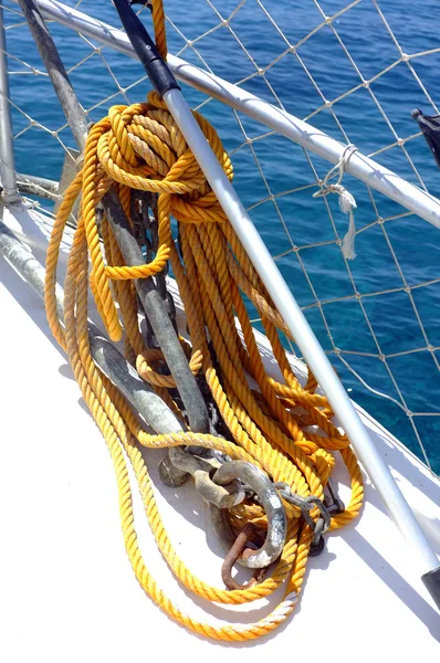 Gele touw op het dek van de boot — Stockfoto