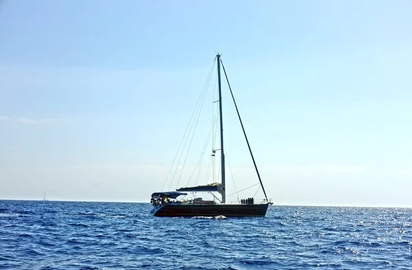Segelboot auf dem Meer — Stockfoto