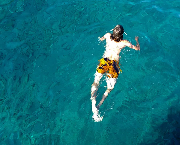 Jeune adolescent garçon natation — Photo