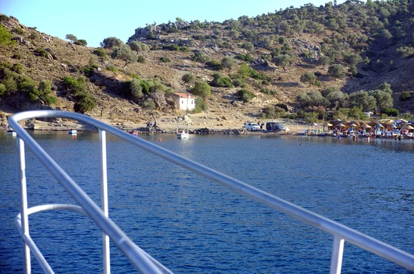 Chaire avant d'un bateau et la nature à l'arrière — Photo