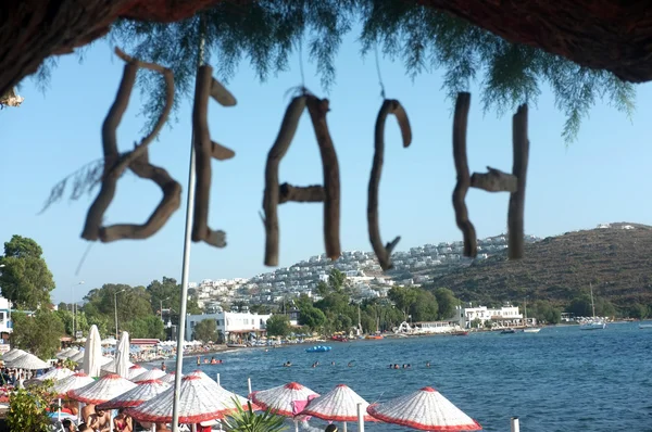 Ruční "pláž" slovo v dřevěných písmen — Stock fotografie