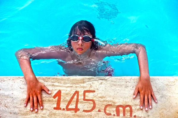 Jeune adolescent garçon sur le bord de la piscine — Photo