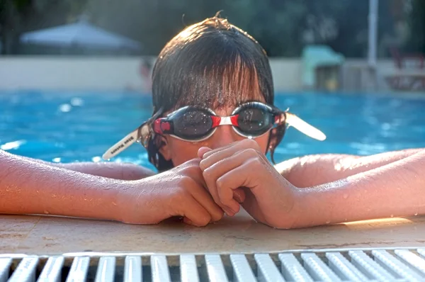 Jeune adolescent au bord de la piscine avec des lunettes — Photo