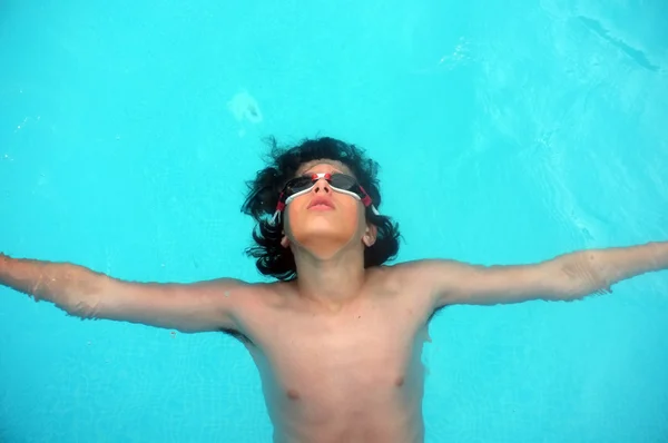 Giovane adolescente posa su acqua — Foto Stock