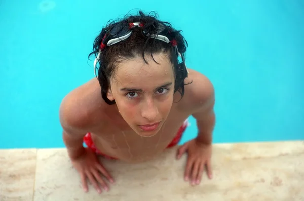 Jeune adolescent garçon regarde dans la piscine — Photo