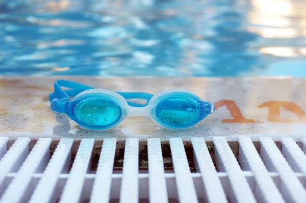 Μπλε γυαλιά δίπλα στην πισίνα — Φωτογραφία Αρχείου