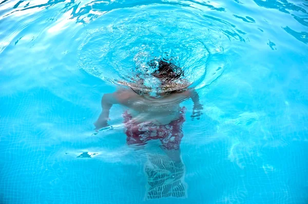Jovem adolescente subaquático na piscina — Fotografia de Stock
