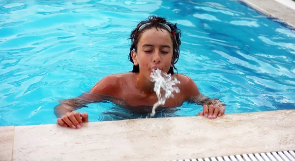 Jovem adolescente cuspir água para fora — Fotografia de Stock