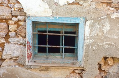 Terk edilmiş bir binada eski ahşap pencere