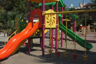 Şehirde boş çocuk oyun alanı