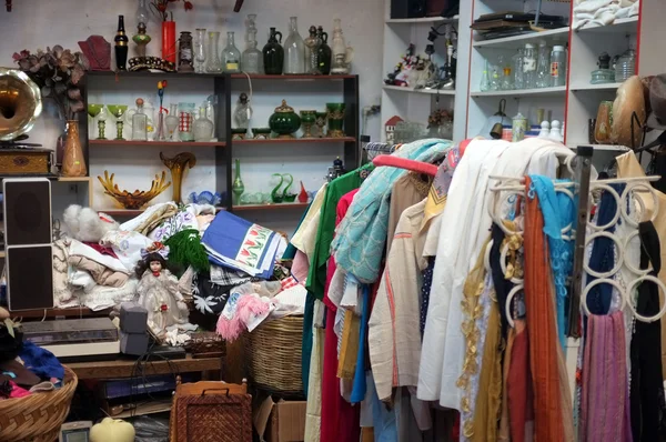 Productos usados en venta en el mercado interior — Foto de Stock