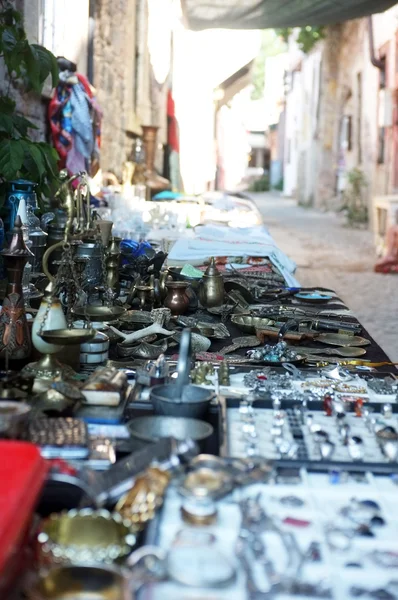 Antiquités sur le stand du marché extérieur — Photo