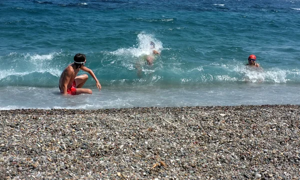 波と遊ぶ少年 — ストック写真