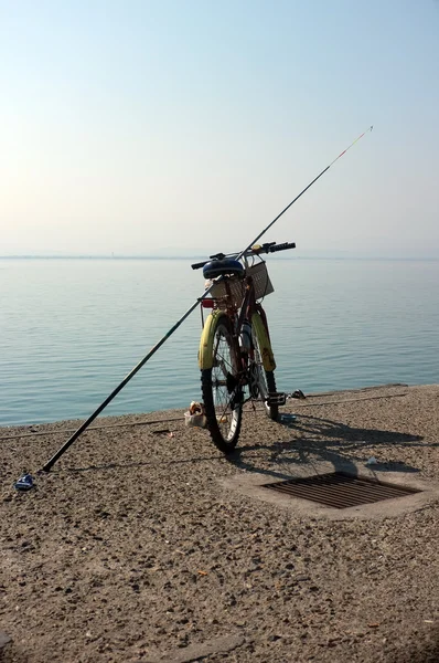 Canna da pesca su una bicicletta — Foto Stock