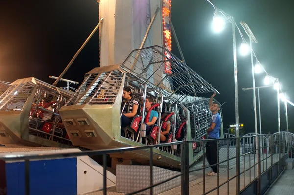 People in Pendulum ride — Stock Photo, Image