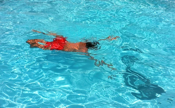 Ung tonårspojke simning — Stockfoto