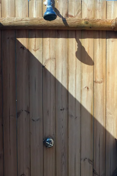 Cabina doccia esterna in legno — Foto Stock