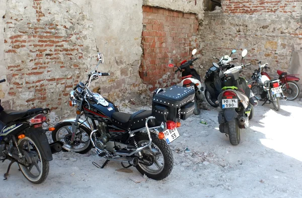 Мотоцикли припарковані поблизу руїни — стокове фото