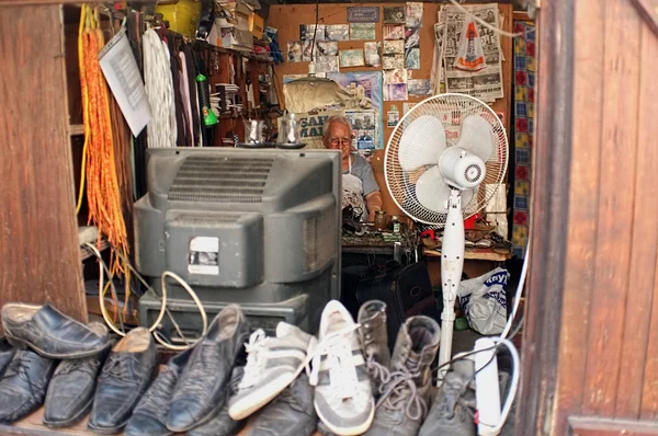 Mayores reparador de zapatos — Foto de Stock