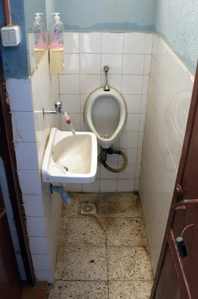 Pequeño inodoro con lavabo y urinario — Foto de Stock