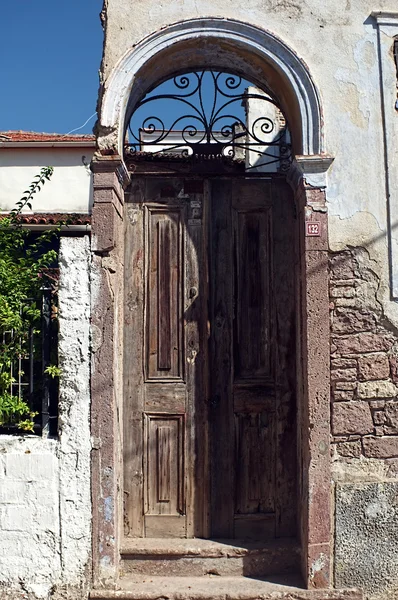 房子的旧生锈的门 — 图库照片