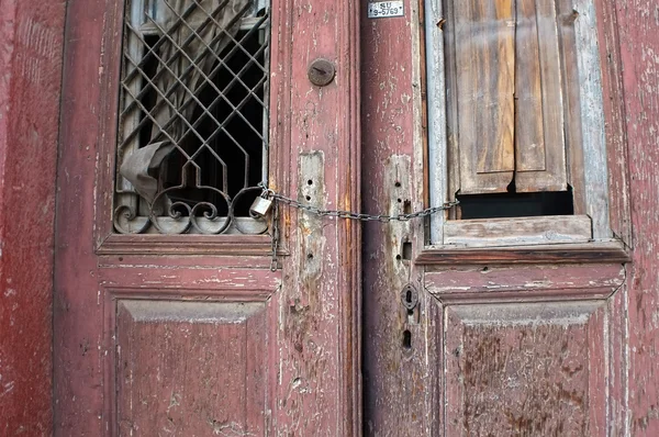파 멸의 오래 된 빨간 문 — 스톡 사진
