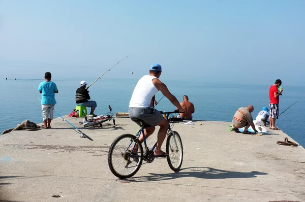 Gente pescando en el muelle —  Fotos de Stock