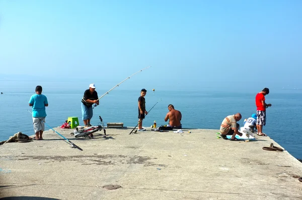 İnsanlar iskelede olta balıkçılığı