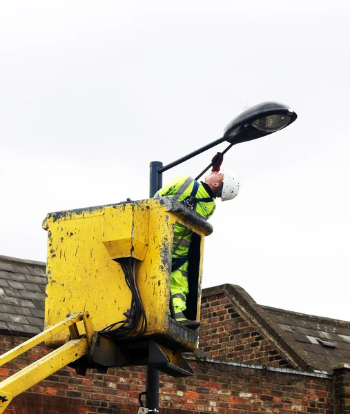 Trabajador del consejo pintando la lámpara de calle — Foto de Stock