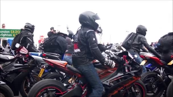 Skupina cyklistů jezdí jejich motorky — Stock video