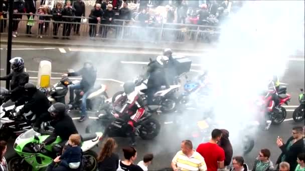 Grupo de motociclistas montan sus motos — Vídeos de Stock