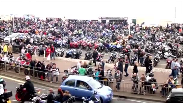 Motorcu en büyük bisiklet festivallerinden biri için toplamak — Stok video