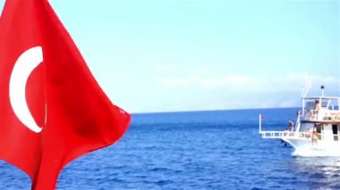 Türk bayrağı bir tekne arka orta havada yüzer