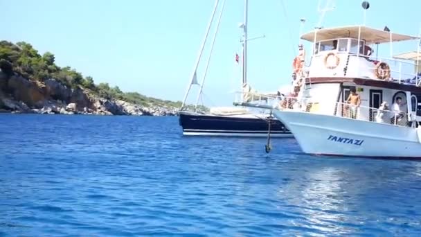 Barco de pasajeros acercándose al muelle — Vídeos de Stock