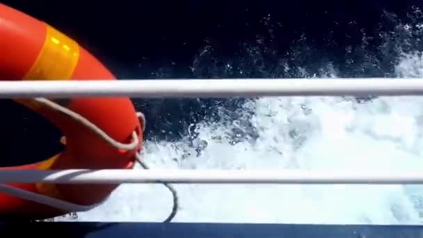 A bóia da vida está ao lado de um barco — Vídeo de Stock