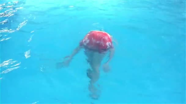 Joven adolescente jugando en el agua — Vídeos de Stock