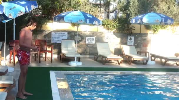 Young teenage boy diving to pool — Stock Video