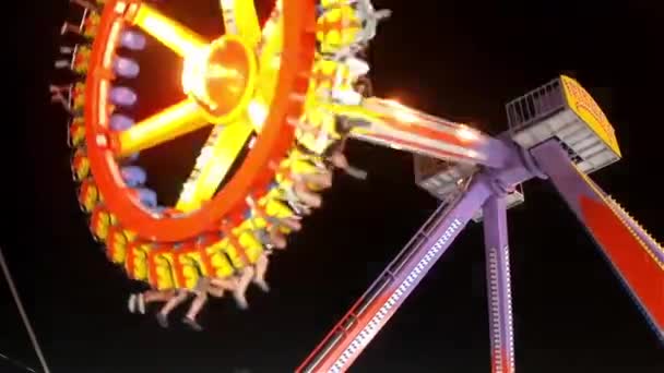 Big swing pendulum ride at night — Stock Video